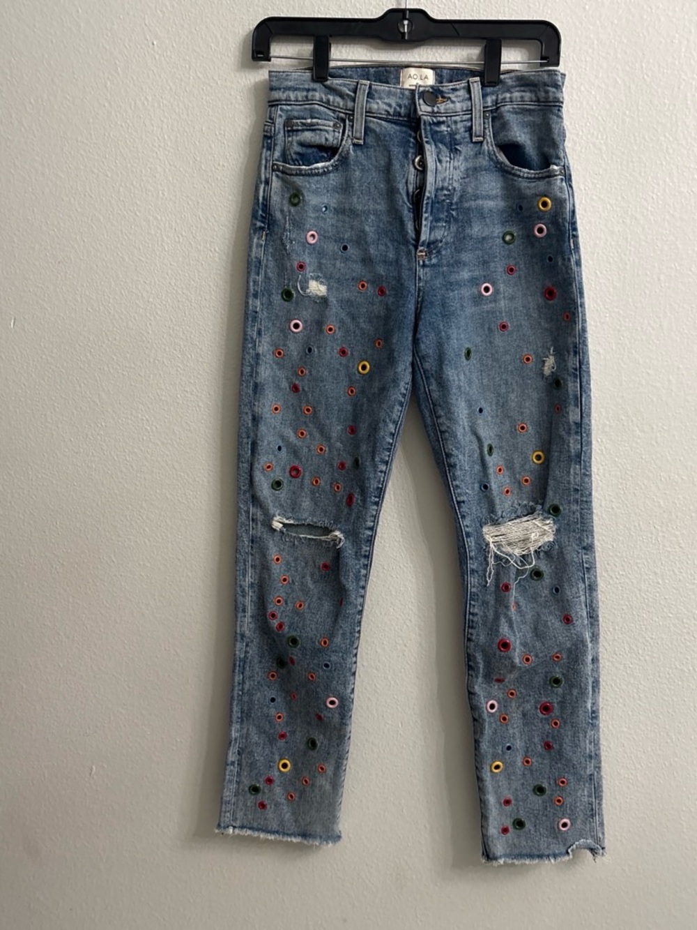 Alice + Olivia Blue Medium Wash Distressed Grommet Straight Leg Jeans
Sz 27